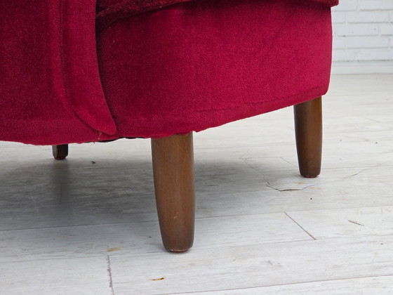 Image 1 of Fauteuil danois des années 60, velours d'ameublement rouge cerise, pieds en bois de hêtre.