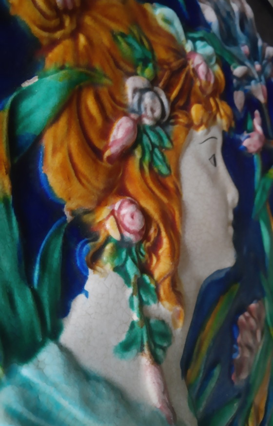 Image 1 of Dekorativer Keramikteller im Majolika-Stil des Jugendstils mit 3D-Relief