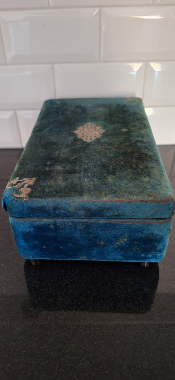 Image 1 of Antieke set van wassen handen met oud fluwelen doosje