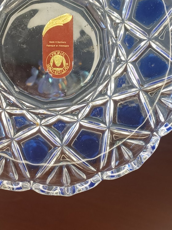 Image 1 of Vintage Walther Glas kristallen snoepkom met gouden handvat | Mid-century West-Duitse kobaltblauwe geslepen glazen bonbonnière