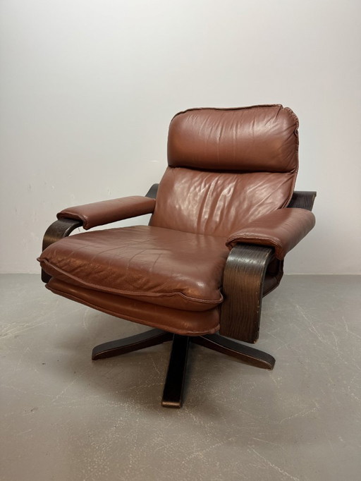 Sillón giratorio Leolux de cuero coñac con estructura de madera contrachapada, Países Bajos, década de 1970