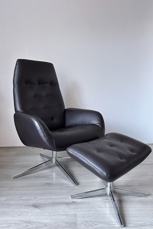 Sillón de diseño Montel con otomana.