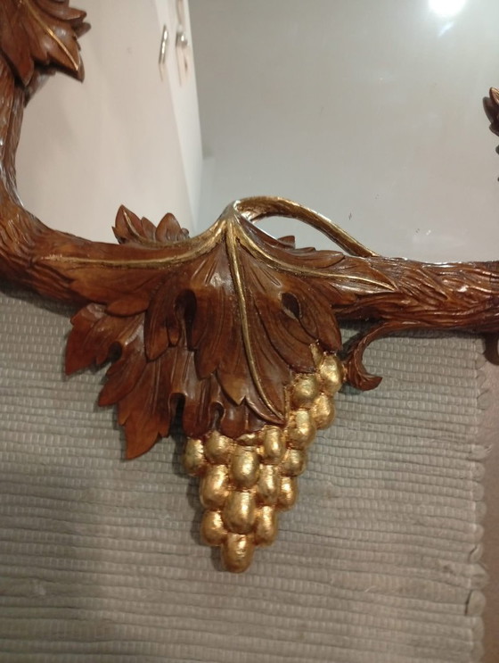 Image 1 of Belangrijke en spectaculair gebeeldhouwde wijnkelderspiegel