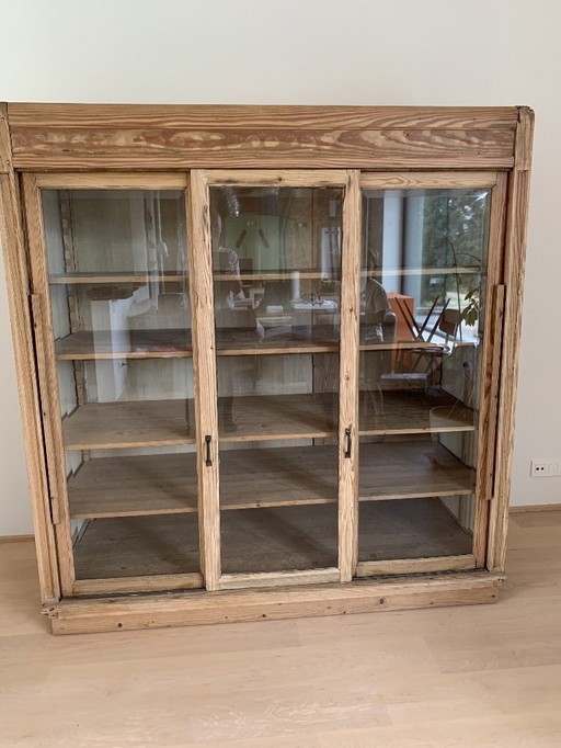Restaurierter antiker Wäscheschrank aus Kiefernholz mit Glasschiebetüren