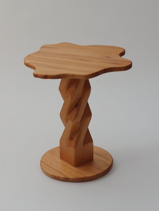 Table d'appoint vintage sculptée à la main, en pin, pièce unique