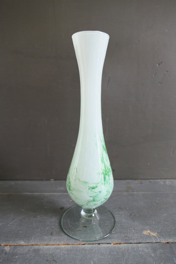 Image 1 of Vase Vintage en verre blanc vert
