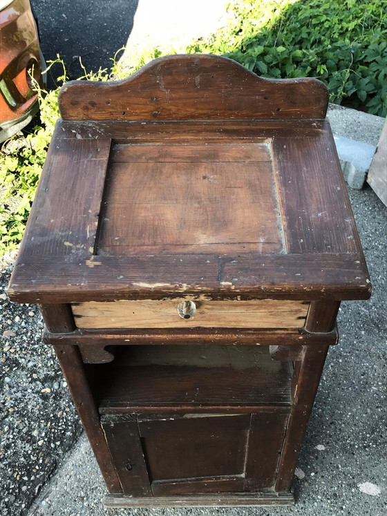 Antiker rustikaler Nachttisch aus Kiefernholz – Nachttische, Rustic (photo 6 of 11)