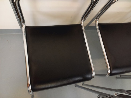 Image 1 of Suite de 6 chaises italiennes empilables vintage en métal chromé et skai noir des années 70 80