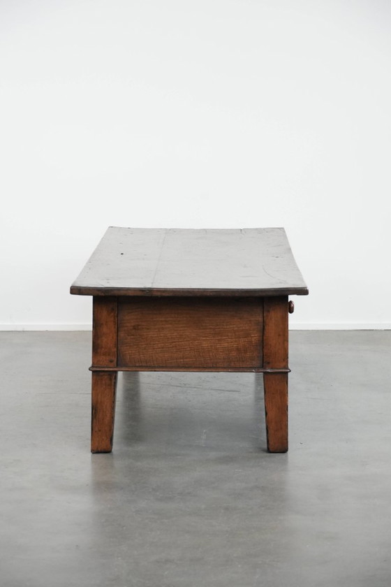 Image 1 of Antieke en tijdloze Zuid Europese salontafel gemaakt van kastanjehout uit de 18e eeuw met twee lades