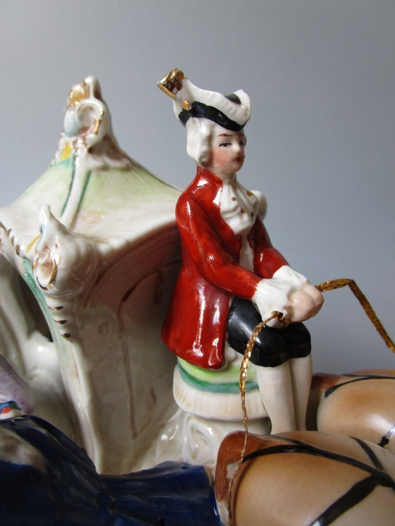 Image 1 of Carrosse en porcelaine, marque de base datant de 1887