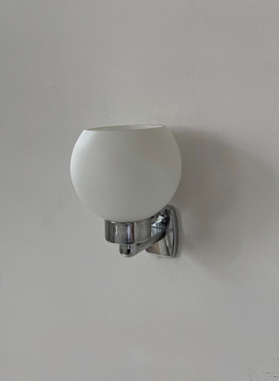 Image 1 of Coppia di applique vintage, cromo e vetro opalino, Francia, 1970