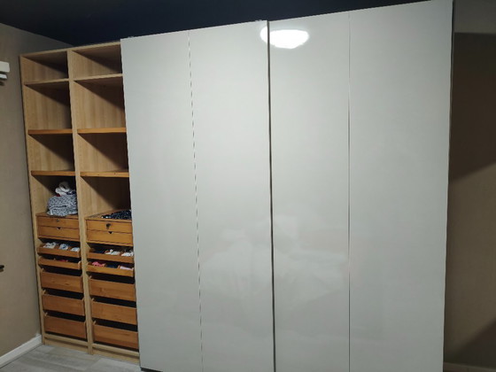 Image 1 of Großer IKEA PAX Kleiderschrank, 3 m – graue Schiebetüren – zahlreiche Schubladen