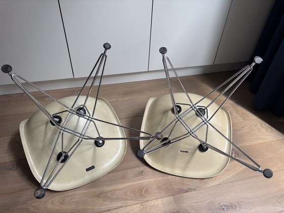 Image 1 of 2x Eames Miller Vitra DSR glasvezel side chairs – parchment