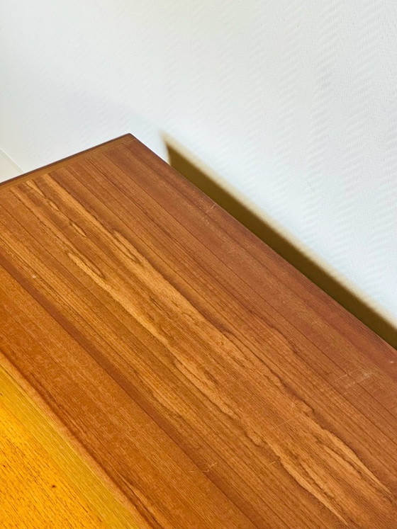 Image 1 of Aparador bajo escandinavo de teca con patas de horquilla, 1960.