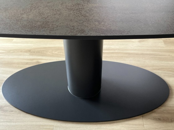 Image 1 of Preciosa mesa de comedor ovalada Metaform con tablero de cerámica Orfis.