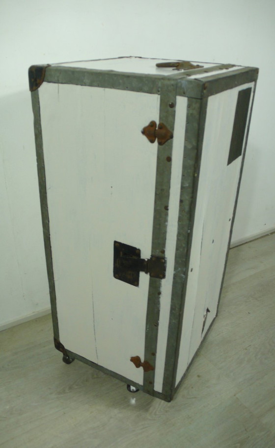 Image 1 of Vintage transportkist, nu kast op wielen in shabby wit
