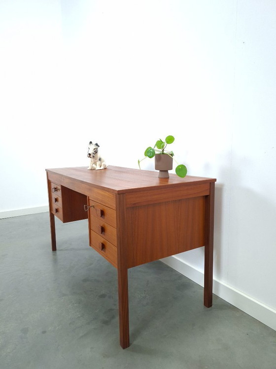 Image 1 of Teak vrijstaand bureau met lade uit Denemarken