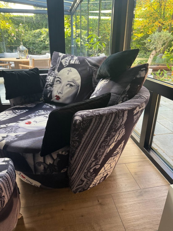 Fama Loveseat with extra cushions and ottoman in Nonne fabric, Textile, Metal, Grey (photo 2 of 7)