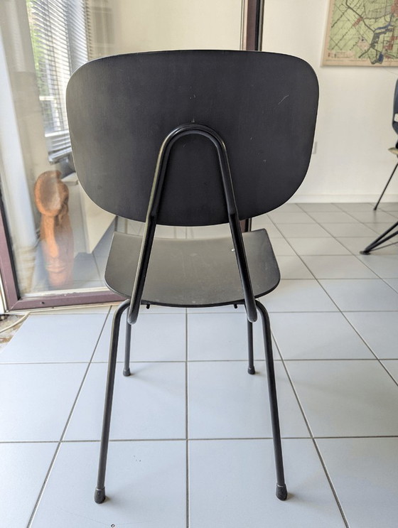 Image 1 of 4 schwarze Esszimmerstühle – im Stil von Friso Kramer