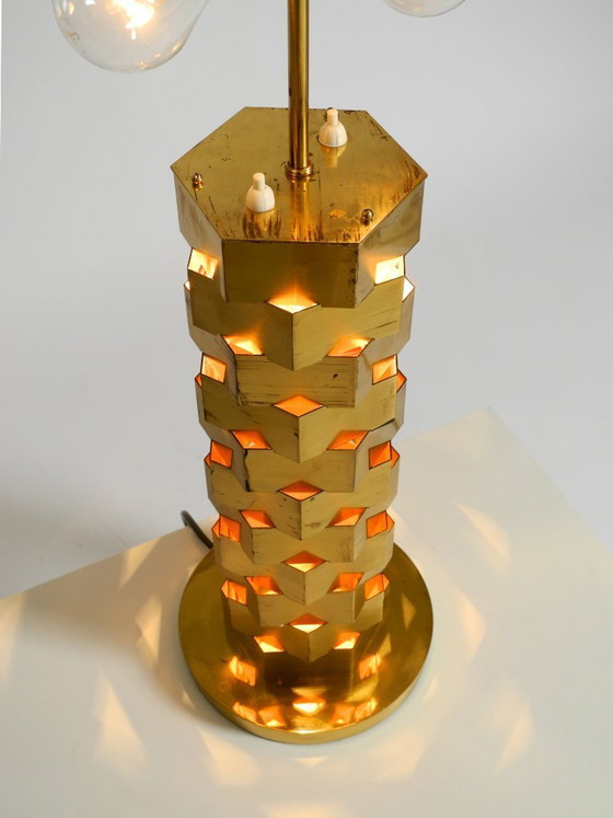 Image 1 of Einzigartige große Messing-Tischlampe aus den 1960er Jahren von den Vereinigten Werkstätten mit beleuchtetem Sockel