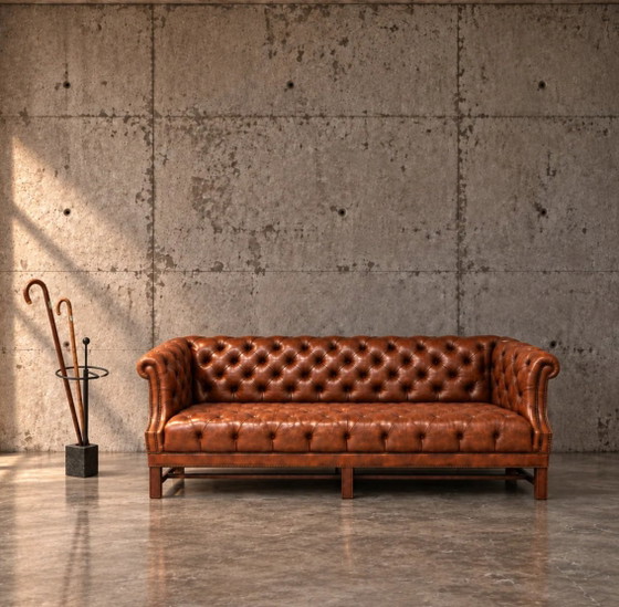 Sofá Chesterfield / Cuero coñac marrón / Acolchado profundo / Años 80 – Sofás (Couches), Leather (photo 4 of 6)