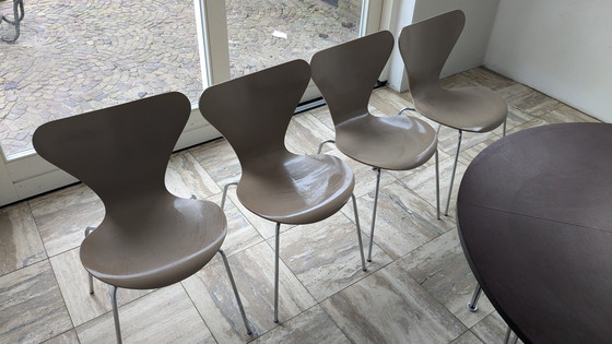 Image 1 of Fritz Hansen Tafel En Vlinderstoelen