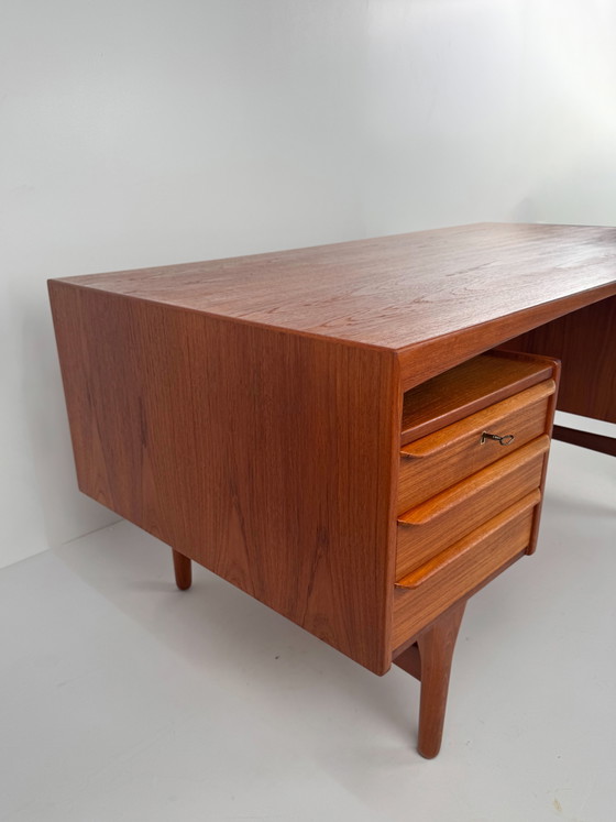 Image 1 of Bureau de direction Valdemar Mortensen – Design sculptural en teck danois, années 1960
