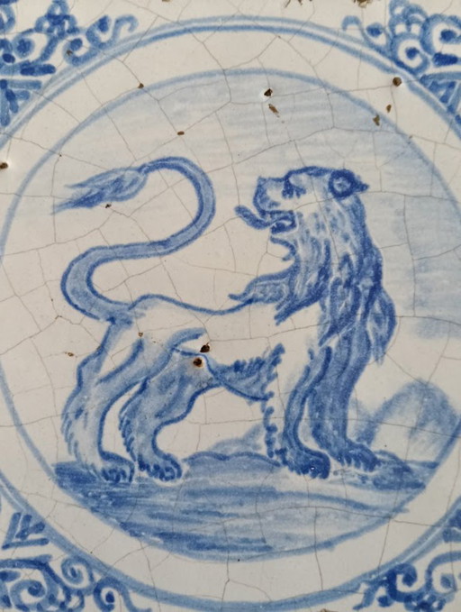 Antique 17th-century Delft Tile with Lion and Wan-Li Corners (c. 1630) – decoratieve objecten, Ceramic (photo 2 of 10)