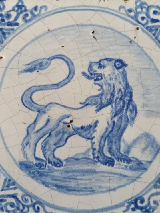 Antique 17th-century Delft Tile with Lion and Wan-Li Corners (c. 1630) – Decorative Objects, Ceramic (photo 2 of 10)
