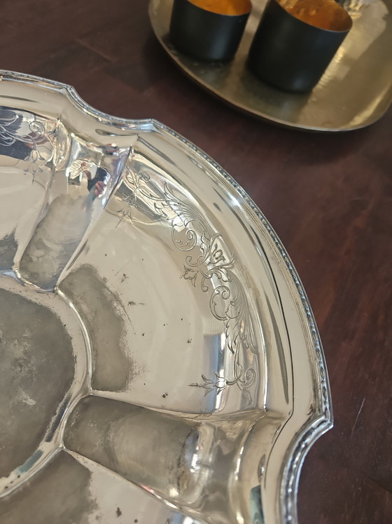 Image 1 of Bol de metal plateado con tapa perforada y soporte para flores.