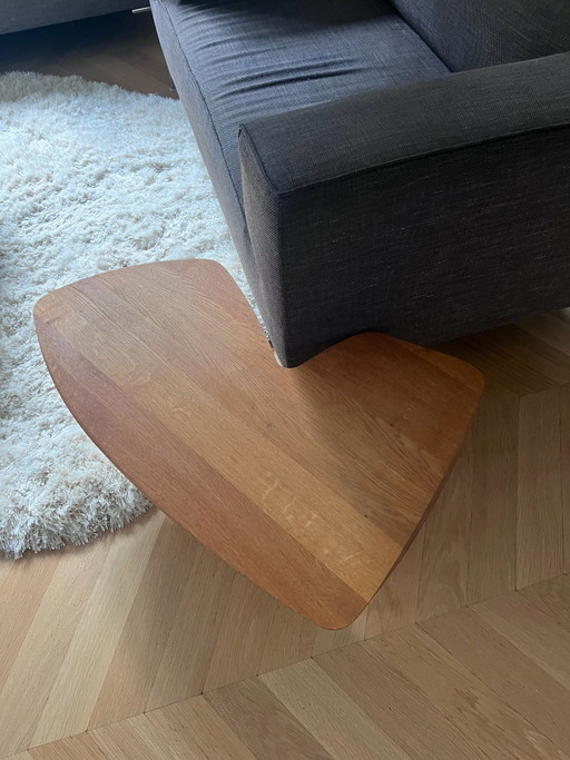 Organisch geformter Sofa-Beistelltisch