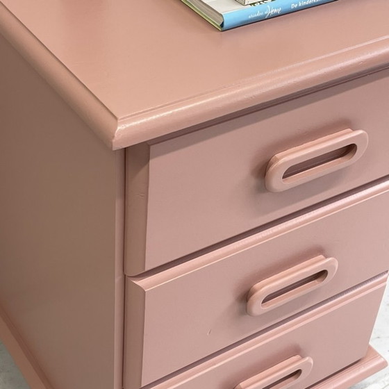 Image 1 of Relooker une commode vintage rose saumon et une table de chevet en bois