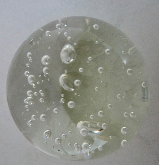 Image 1 of 2 presse-papiers en verre, composés d'un hibou et d'une sphère, Spijkerbol.