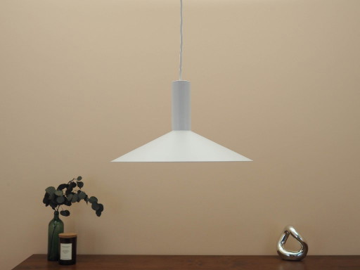 Lampada a sospensione danese in metallo bianco, paralume conico nella tradizione del design scandinavo, anni (photo 2 of 7)
