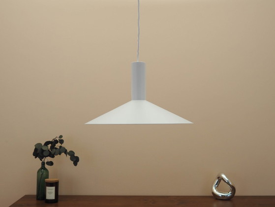 Lampada a sospensione danese in metallo bianco, paralume conico nella tradizione del design scandinavo, anni (photo 2 of 7)