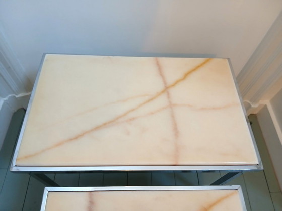 Image 1 of Minijuego de tres piezas de mediados de siglo: tapa de mármol y base cromada.