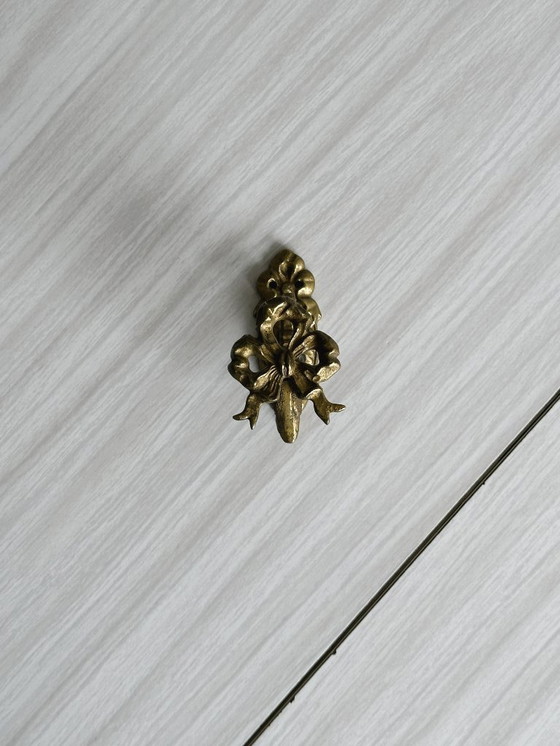 Image 1 of Kleiner Kleiderhaken aus vergoldetem Metall mit Schleifenmotiv