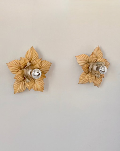 Paar vintage "bloem" Wandlampen van beige gelakt metaal, Frankrijk 1970