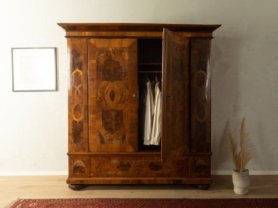 Image 1 of Armoire baroque en noyer, vers 1760