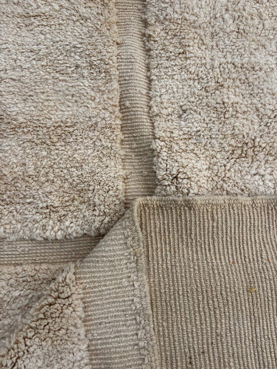 Image 1 of Moderner weißer marokkanischer Mrirt-Wollteppich 200 x 260 cm – Abstrakter handgewebter Berberteppich