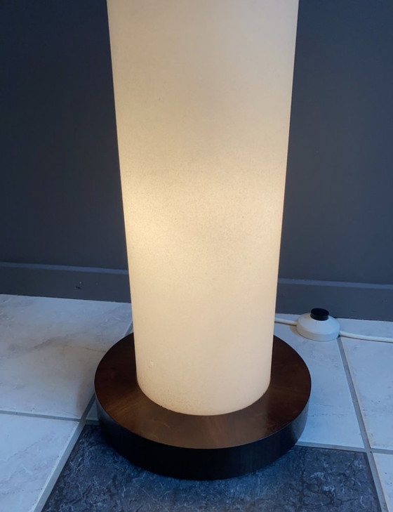 Image 1 of Lampada da terra bianca anni '60, luce nella base e nel paralume, etichetta originale ancora attaccata