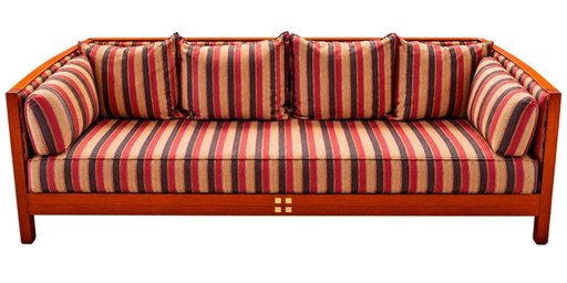 Conjunto de salón Schuitema con sofá a rayas, sillones rojos, mesa de centro, 2 mesas auxiliares y lámpara