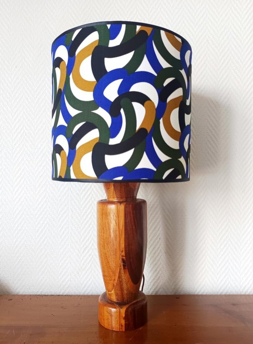 Brutalistische houten lamp met op maat gemaakte kap