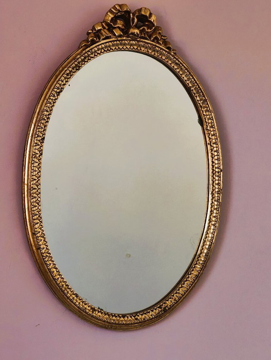 Image 1 of Specchio ovale antico dorato con frontone