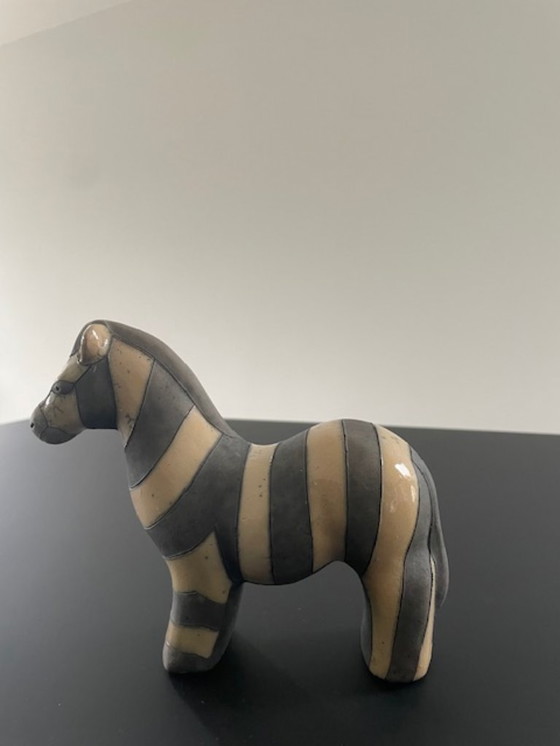 Image 1 of Estatua de cebra de cerámica raku – diseño artesanal