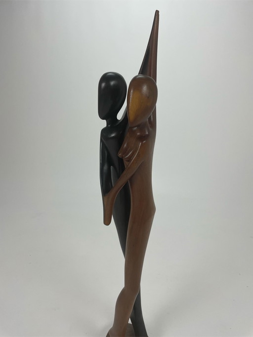 Scultura in teak di coppia danzante