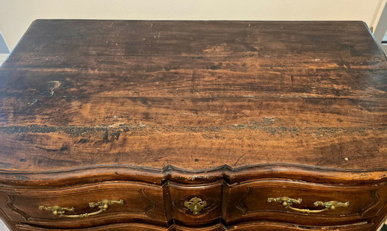 Image 1 of Armbrustkommode aus massivem Nussbaumholz, Zeit Ludwigs XIV. – frühes 18. Jahrhundert