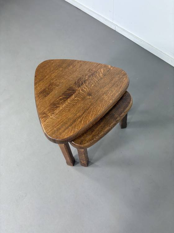 2 tavolini impilabili triangolari in rovere, stile brutalista Chapo, anni '70 – Wood (photo 4 of 7)