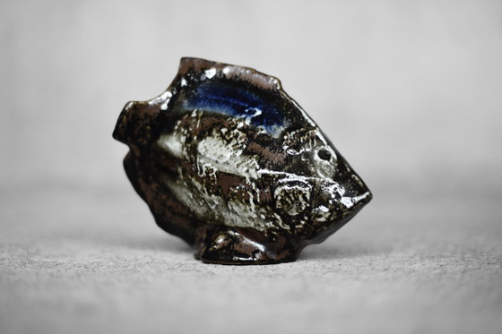 Image 1 of Figurine de poisson vintage scandinave moderne du milieu du siècle en grès brun et cobalt par Carl-Harry Stålhane pour Rörstrand