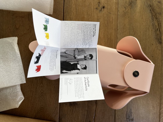Image 1 of Vitra Eames Olifant Roze - gloednieuw